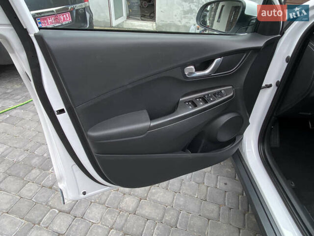 Білий Хендай Kona, об'ємом двигуна 0 л та пробігом 35 тис. км за 15500 $, фото 3 на Automoto.ua