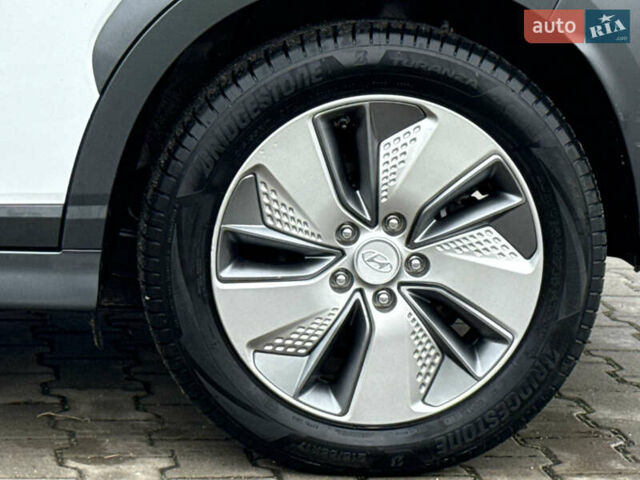 Белый Хендай Kona, объемом двигателя 0 л и пробегом 86 тыс. км за 17800 $, фото 13 на Automoto.ua