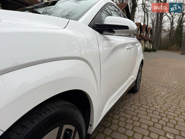 Белый Хендай Kona, объемом двигателя 0 л и пробегом 65 тыс. км за 17400 $, фото 16 на Automoto.ua
