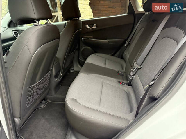 Белый Хендай Kona, объемом двигателя 0 л и пробегом 65 тыс. км за 17400 $, фото 31 на Automoto.ua