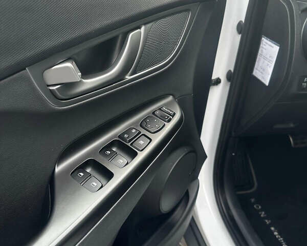 Белый Хендай Kona, объемом двигателя 0 л и пробегом 130 тыс. км за 18900 $, фото 16 на Automoto.ua