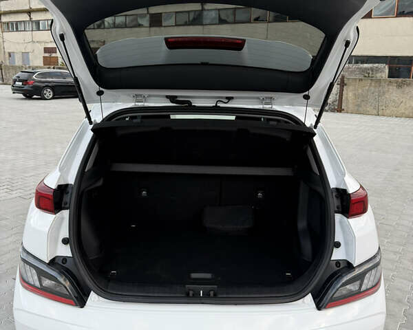 Білий Хендай Kona, об'ємом двигуна 0 л та пробігом 63 тис. км за 16499 $, фото 17 на Automoto.ua