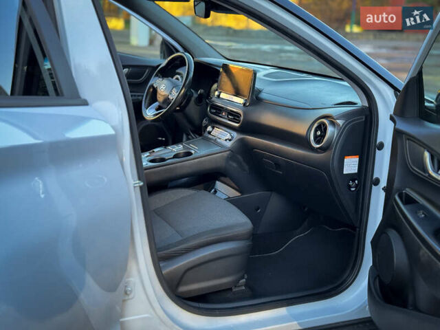 Белый Хендай Kona, объемом двигателя 0 л и пробегом 148 тыс. км за 18500 $, фото 34 на Automoto.ua