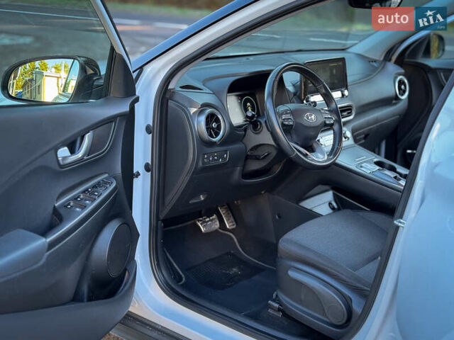 Белый Хендай Kona, объемом двигателя 0 л и пробегом 148 тыс. км за 18500 $, фото 28 на Automoto.ua