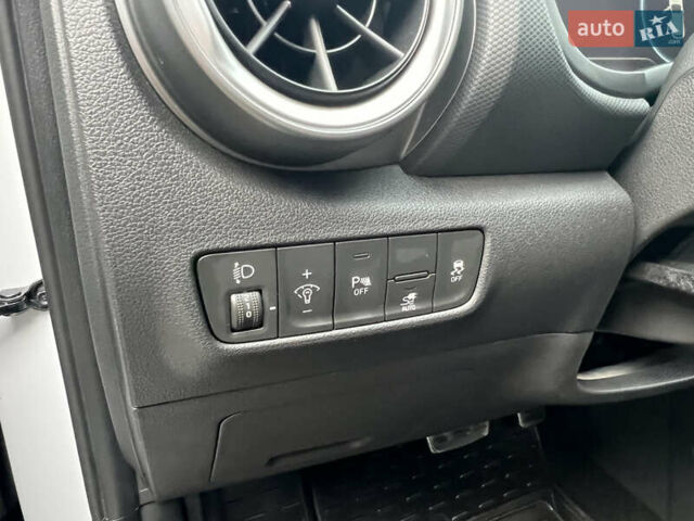 Белый Хендай Kona, объемом двигателя 0 л и пробегом 46 тыс. км за 17500 $, фото 19 на Automoto.ua