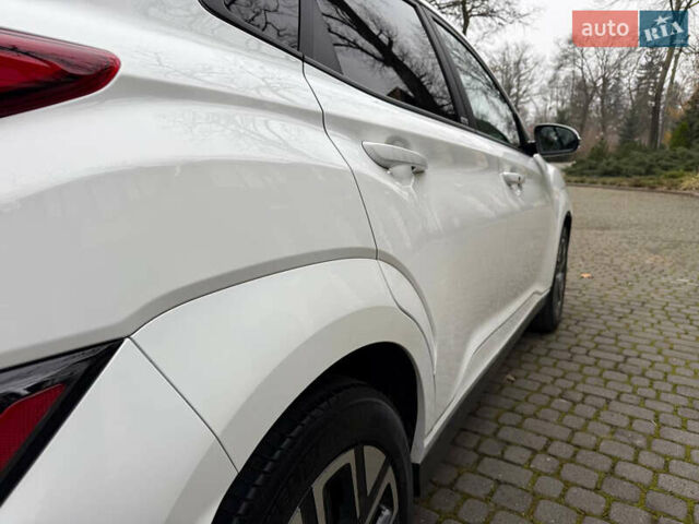 Белый Хендай Kona, объемом двигателя 0 л и пробегом 65 тыс. км за 17400 $, фото 18 на Automoto.ua