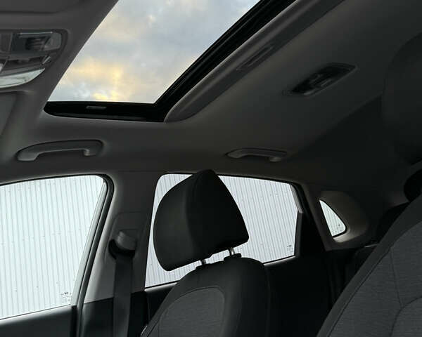 Білий Хендай Kona, об'ємом двигуна 0 л та пробігом 63 тис. км за 16499 $, фото 16 на Automoto.ua