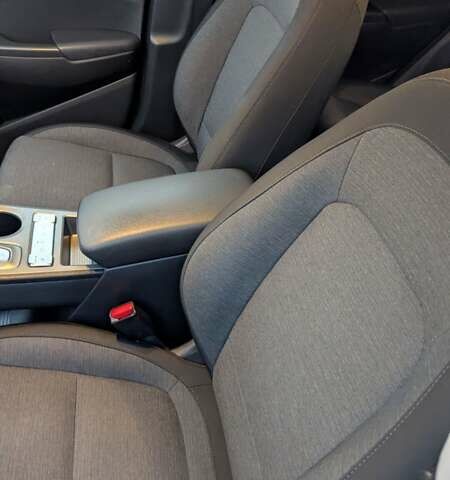 Білий Хендай Kona, об'ємом двигуна 0 л та пробігом 79 тис. км за 16950 $, фото 32 на Automoto.ua