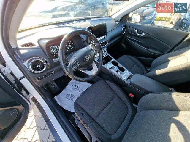 Білий Хендай Kona, об'ємом двигуна 0 л та пробігом 57 тис. км за 17200 $, фото 26 на Automoto.ua