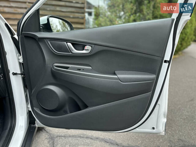 Білий Хендай Kona, об'ємом двигуна 0 л та пробігом 27 тис. км за 17499 $, фото 35 на Automoto.ua