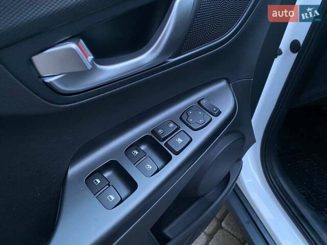 Белый Хендай Kona, объемом двигателя 0 л и пробегом 6 тыс. км за 18900 $, фото 9 на Automoto.ua