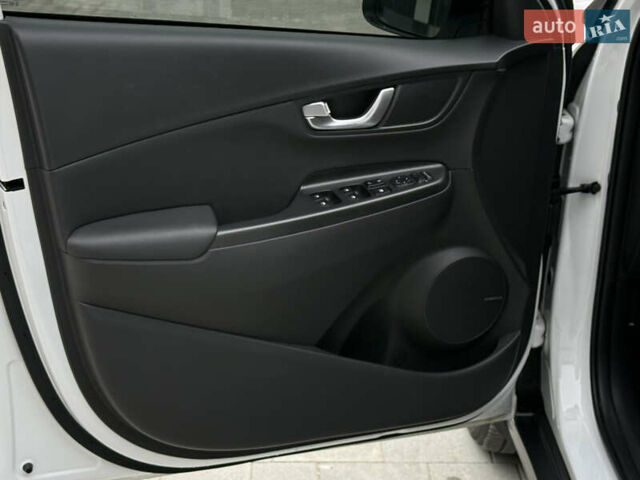 Білий Хендай Kona, об'ємом двигуна 0 л та пробігом 28 тис. км за 18700 $, фото 53 на Automoto.ua