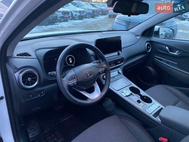 Белый Хендай Kona, объемом двигателя 0 л и пробегом 6 тыс. км за 18900 $, фото 8 на Automoto.ua