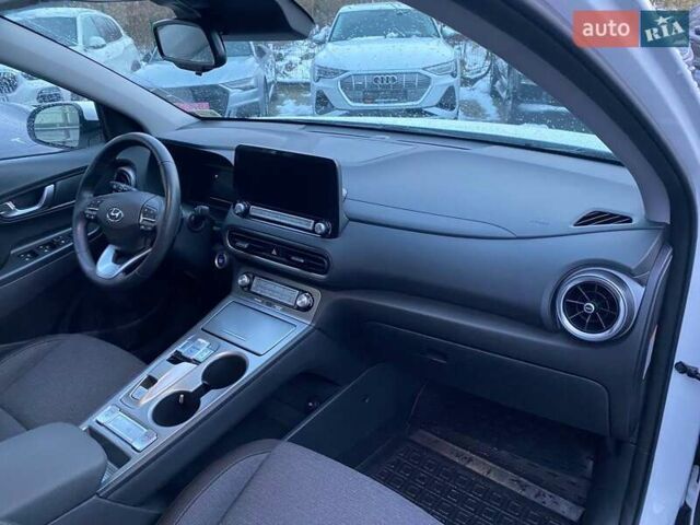 Белый Хендай Kona, объемом двигателя 0 л и пробегом 6 тыс. км за 18900 $, фото 6 на Automoto.ua