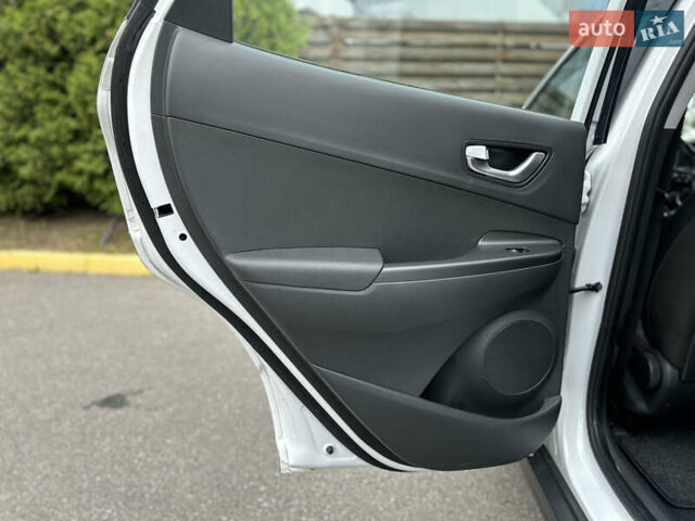 Білий Хендай Kona, об'ємом двигуна 0 л та пробігом 27 тис. км за 17499 $, фото 23 на Automoto.ua