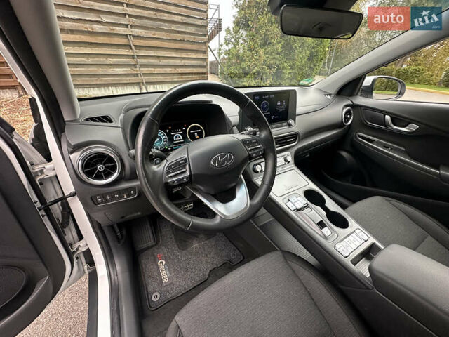 Білий Хендай Kona, об'ємом двигуна 0 л та пробігом 27 тис. км за 17499 $, фото 21 на Automoto.ua