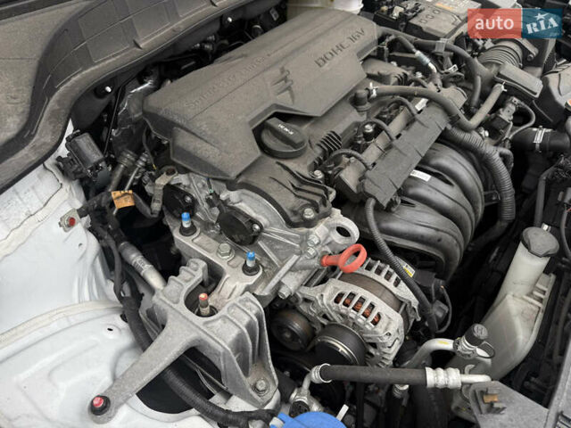 Білий Хендай Kona, об'ємом двигуна 2 л та пробігом 70 тис. км за 12200 $, фото 5 на Automoto.ua