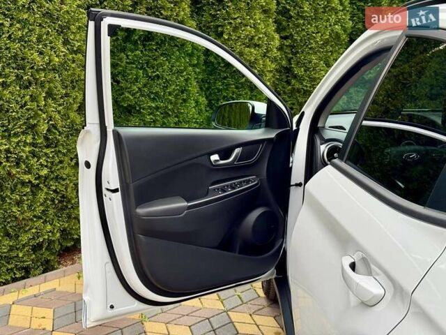 Белый Хендай Kona, объемом двигателя 0 л и пробегом 31 тыс. км за 17999 $, фото 16 на Automoto.ua