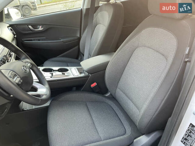 Білий Хендай Kona, об'ємом двигуна 0 л та пробігом 6 тис. км за 20900 $, фото 8 на Automoto.ua