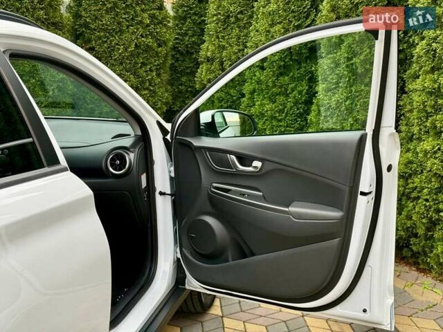 Белый Хендай Kona, объемом двигателя 0 л и пробегом 31 тыс. км за 17999 $, фото 26 на Automoto.ua