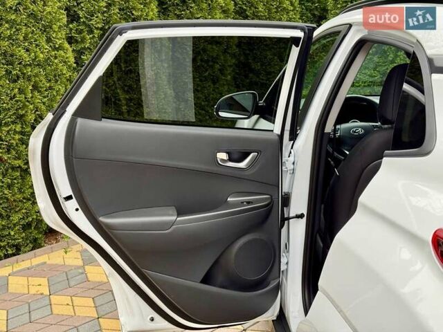 Белый Хендай Kona, объемом двигателя 0 л и пробегом 31 тыс. км за 17999 $, фото 22 на Automoto.ua