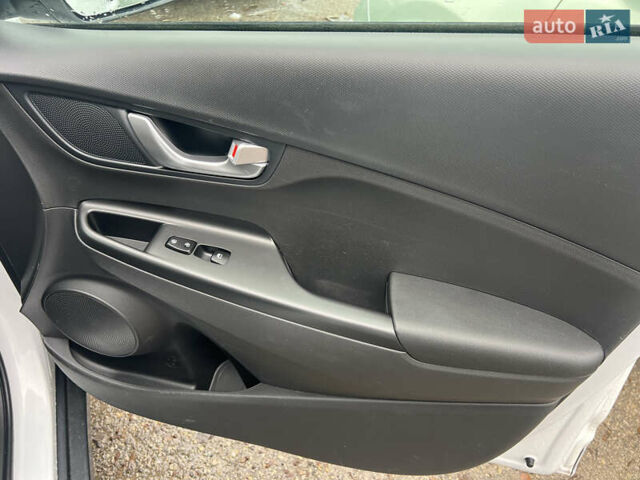 Белый Хендай Kona, объемом двигателя 0 л и пробегом 20 тыс. км за 20300 $, фото 8 на Automoto.ua