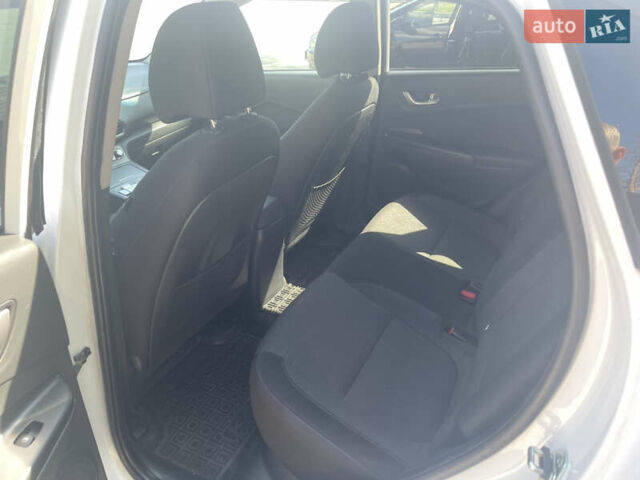 Білий Хендай Kona, об'ємом двигуна 0 л та пробігом 46 тис. км за 17500 $, фото 5 на Automoto.ua
