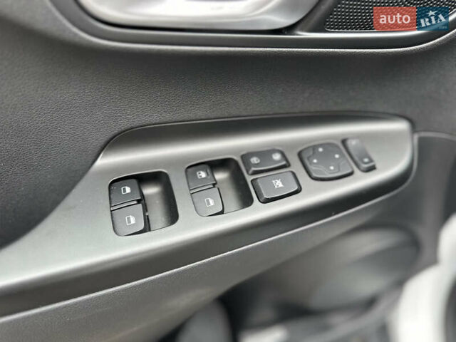 Білий Хендай Kona, об'ємом двигуна 0 л та пробігом 27 тис. км за 17499 $, фото 10 на Automoto.ua