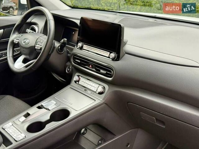 Белый Хендай Kona, объемом двигателя 0 л и пробегом 31 тыс. км за 17999 $, фото 28 на Automoto.ua