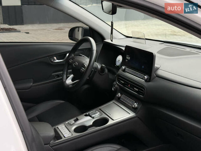 Білий Хендай Kona, об'ємом двигуна 0 л та пробігом 28 тис. км за 18700 $, фото 26 на Automoto.ua