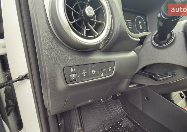 Белый Хендай Kona, объемом двигателя 0 л и пробегом 63 тыс. км за 21500 $, фото 23 на Automoto.ua