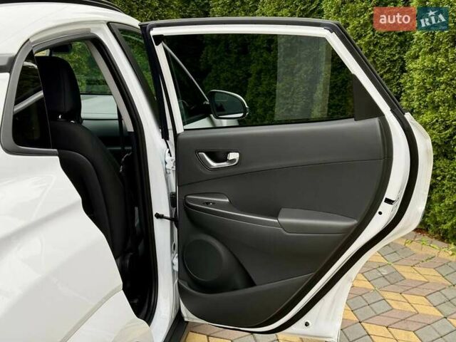 Белый Хендай Kona, объемом двигателя 0 л и пробегом 31 тыс. км за 17999 $, фото 24 на Automoto.ua