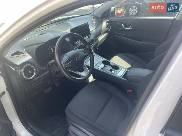Білий Хендай Kona, об'ємом двигуна 0 л та пробігом 46 тис. км за 17500 $, фото 6 на Automoto.ua