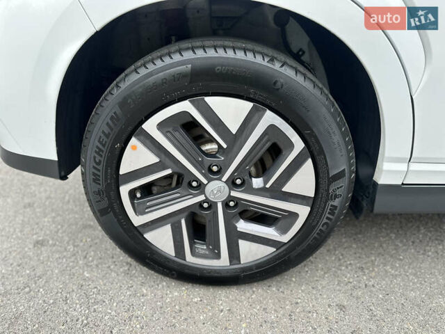 Білий Хендай Kona, об'ємом двигуна 0 л та пробігом 27 тис. км за 17499 $, фото 6 на Automoto.ua