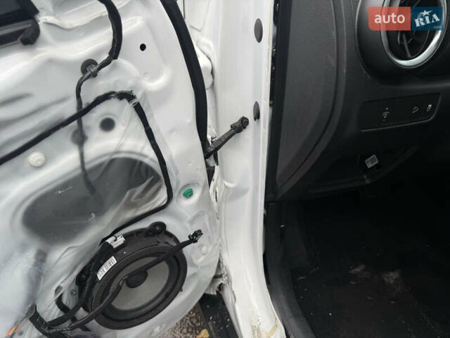 Білий Хендай Kona, об'ємом двигуна 2 л та пробігом 70 тис. км за 12200 $, фото 12 на Automoto.ua