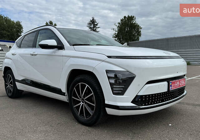 Белый Хендай Kona, объемом двигателя 0 л и пробегом 55 тыс. км за 24300 $, фото 3 на Automoto.ua