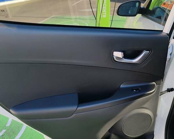 Белый Хендай Kona, объемом двигателя 0 л и пробегом 27 тыс. км за 20998 $, фото 11 на Automoto.ua