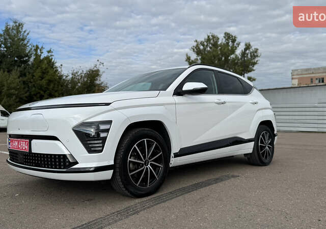Белый Хендай Kona, объемом двигателя 0 л и пробегом 55 тыс. км за 24300 $, фото 48 на Automoto.ua