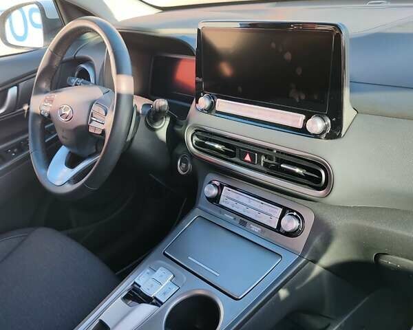 Белый Хендай Kona, объемом двигателя 0 л и пробегом 27 тыс. км за 20998 $, фото 6 на Automoto.ua