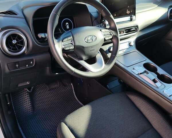 Белый Хендай Kona, объемом двигателя 0 л и пробегом 27 тыс. км за 20998 $, фото 10 на Automoto.ua