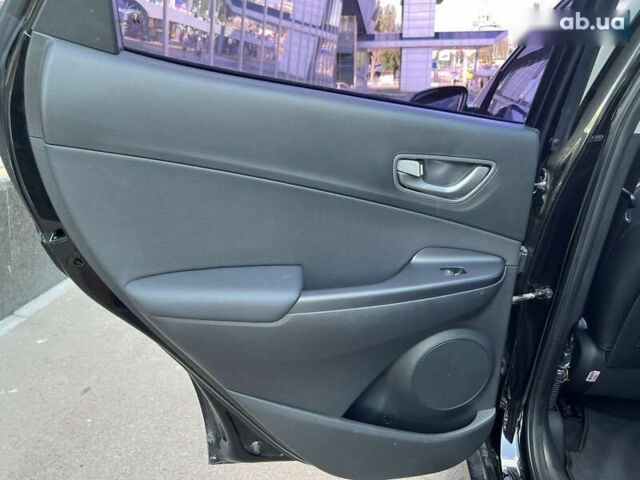 Чорний Хендай Kona, об'ємом двигуна 0 л та пробігом 40 тис. км за 17900 $, фото 22 на Automoto.ua