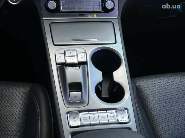 Чорний Хендай Kona, об'ємом двигуна 0 л та пробігом 40 тис. км за 17900 $, фото 25 на Automoto.ua