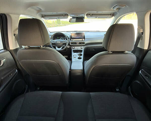 Черный Хендай Kona, объемом двигателя 0 л и пробегом 137 тыс. км за 16800 $, фото 16 на Automoto.ua