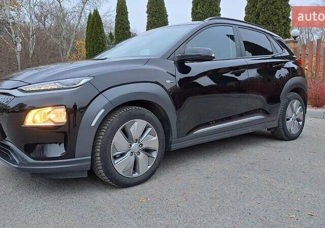 Черный Хендай Kona, объемом двигателя 0 л и пробегом 102 тыс. км за 17999 $, фото 2 на Automoto.ua