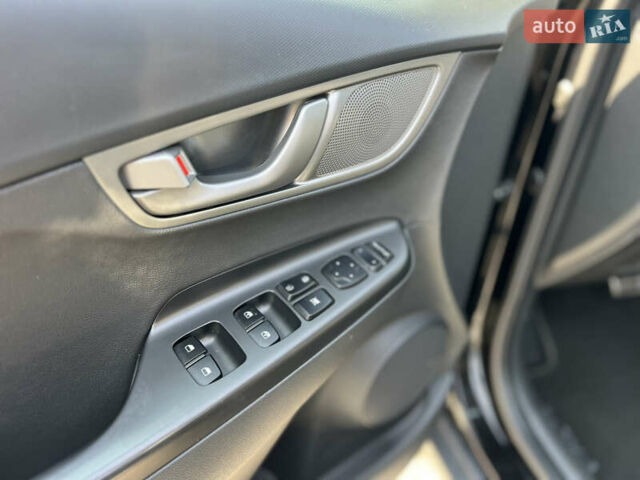 Чорний Хендай Kona, об'ємом двигуна 0 л та пробігом 100 тис. км за 16999 $, фото 18 на Automoto.ua