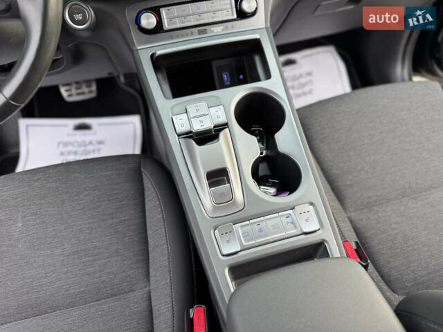 Черный Хендай Kona, объемом двигателя 0 л и пробегом 140 тыс. км за 17900 $, фото 49 на Automoto.ua