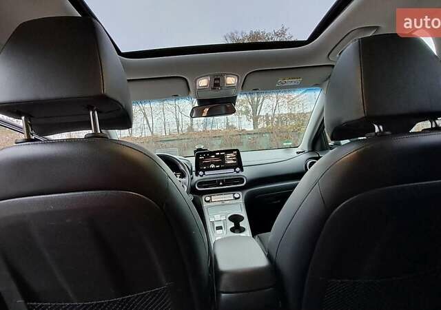 Черный Хендай Kona, объемом двигателя 0 л и пробегом 102 тыс. км за 17999 $, фото 12 на Automoto.ua