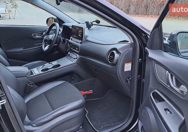 Черный Хендай Kona, объемом двигателя 0 л и пробегом 102 тыс. км за 17999 $, фото 14 на Automoto.ua