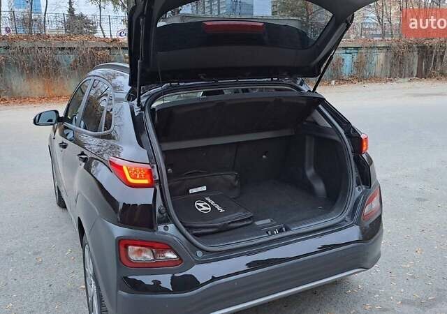 Черный Хендай Kona, объемом двигателя 0 л и пробегом 102 тыс. км за 17999 $, фото 7 на Automoto.ua