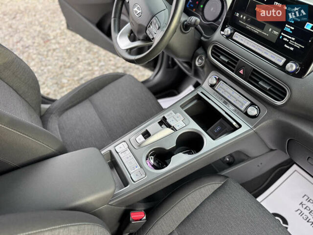 Черный Хендай Kona, объемом двигателя 0 л и пробегом 140 тыс. км за 17900 $, фото 59 на Automoto.ua